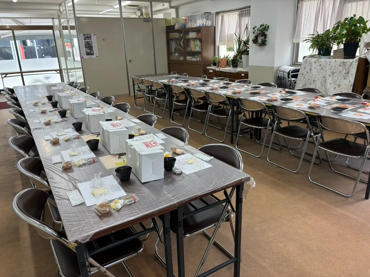 大人数でわいわい！海外のお客様、25名で制作体験♪
