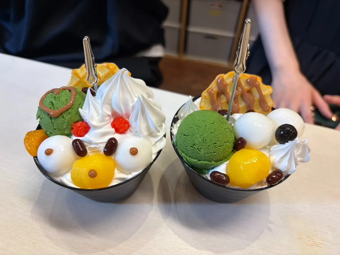 愛が溢れてる…！パフェでお顔＆ハートを描いちゃう？！オリジナリティ全開の抹茶パフェデート♪