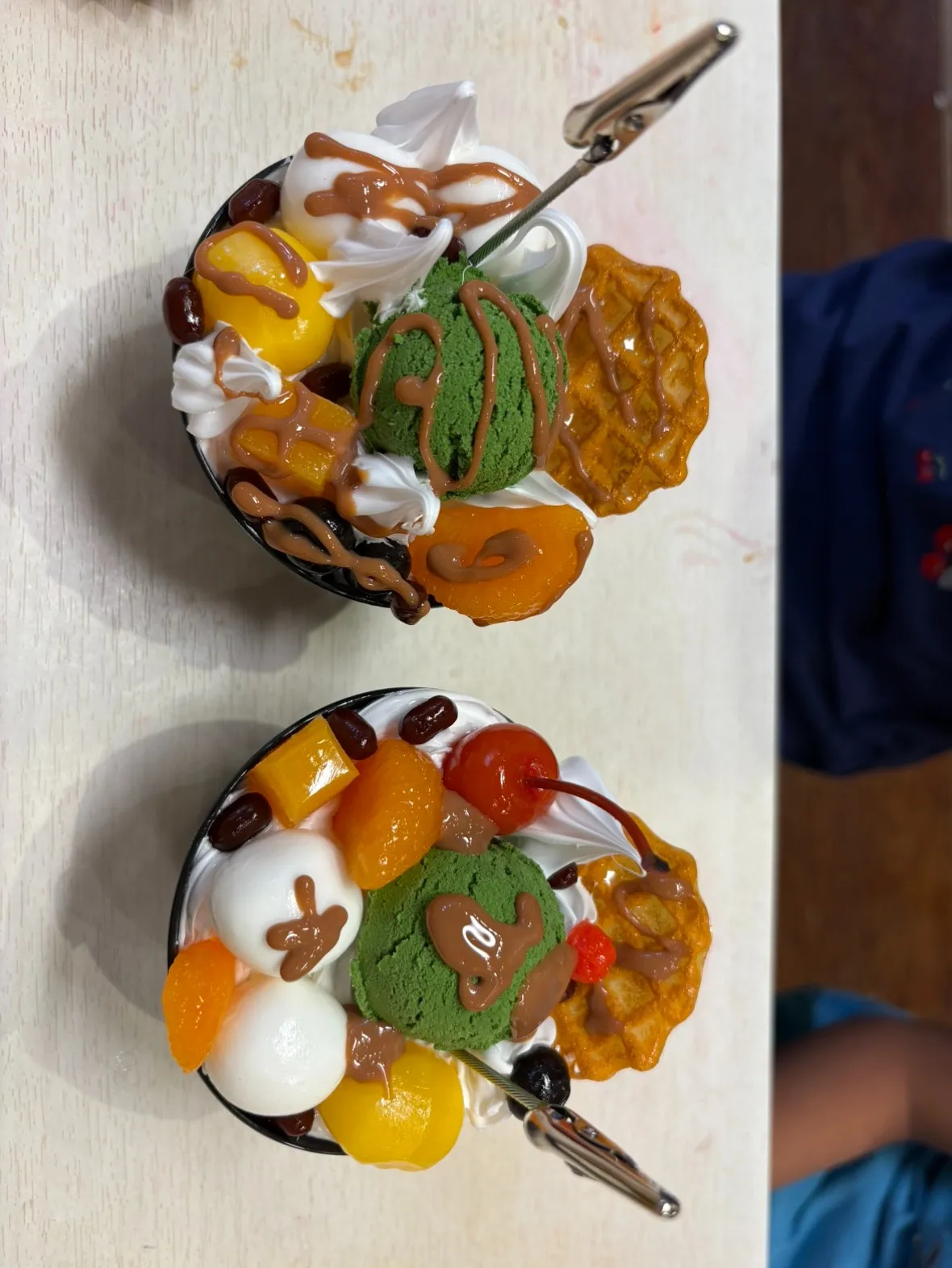 【夏休みの思い出⑥✨】お子さま2人でパフェ作りに挑戦！追加フルーツ＆ソースもりもりで超豪華な抹茶パフェができました！