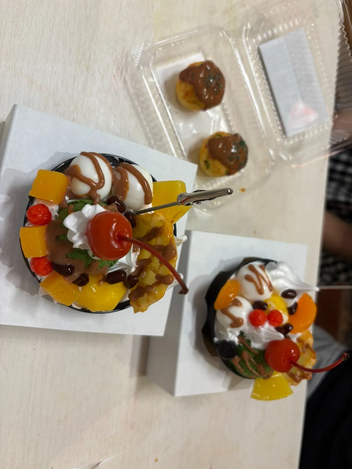 【夏休みの思い出⑧✨】3人でワイワイ挑戦！豪華な抹茶パフェ＆香ばしいたこ焼きが完成しました！🍨🐙